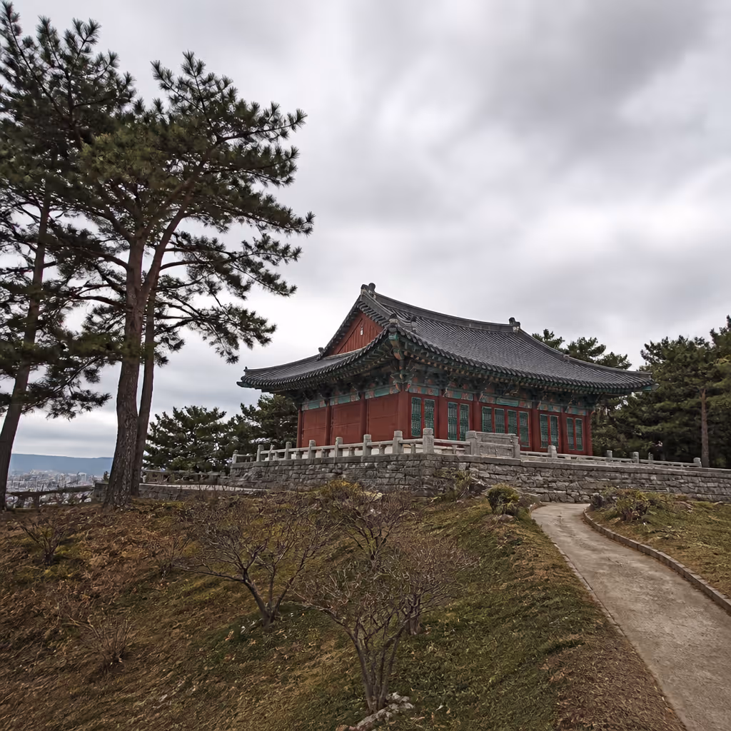 칠머리당영등굿 전수관 외관, 사라봉 자락 산책로와 검은 기와 지붕 한옥 전수관