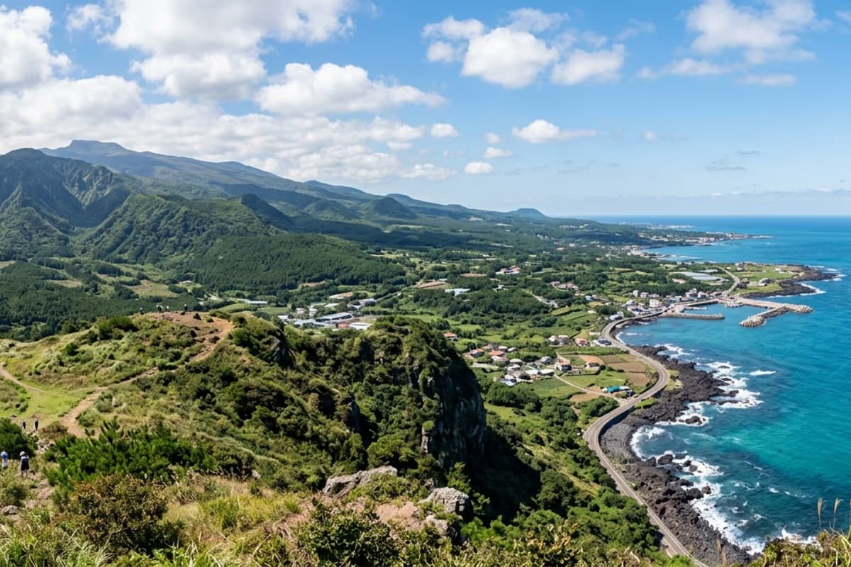 高内峰頂上から望む涯月海岸線と遠く漢拏山の稜線の風景
