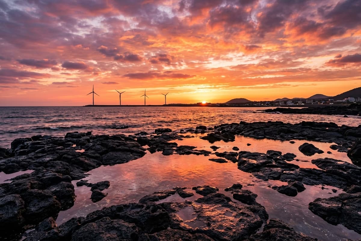漢潭海岸步道的黃金時段,黑色玄武岩配翡翠綠海水,西海岸燃起琥珀色夕陽