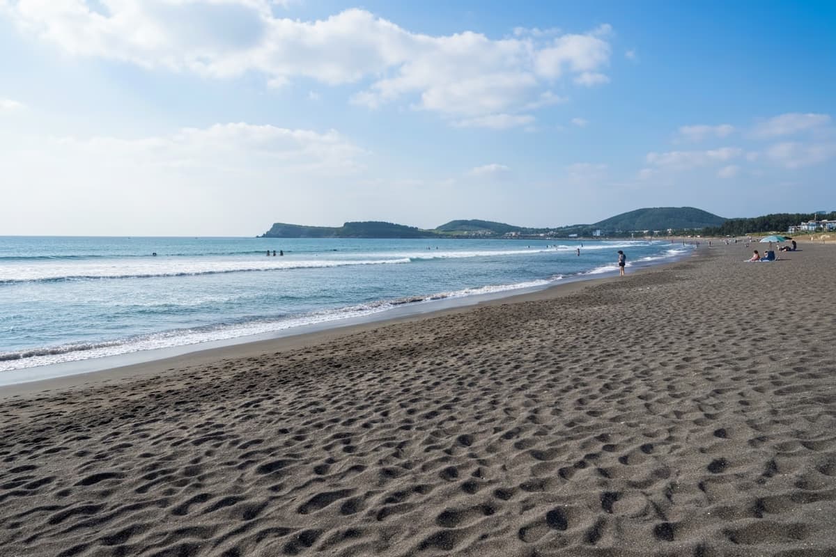 梨湖梯遊海水浴場的黑色沙灘與平靜水平線