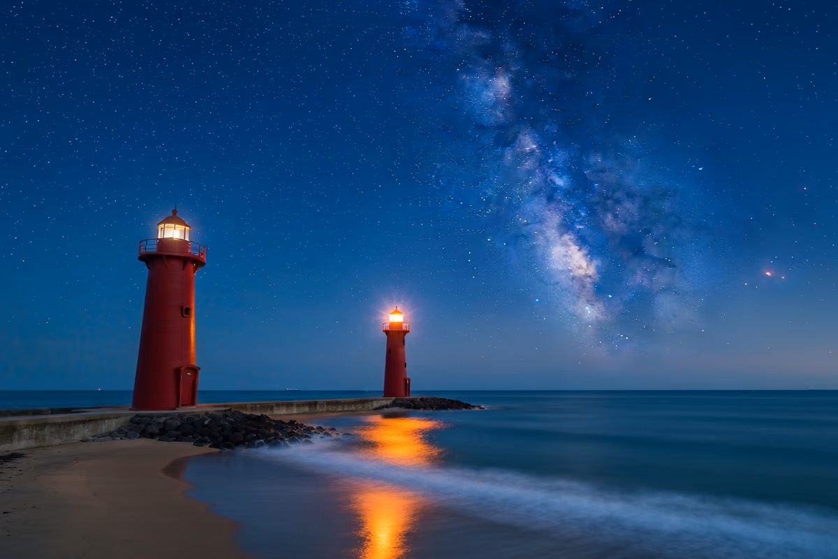 梨湖夜景,紅白木馬燈塔頂端的閃光與深色海面