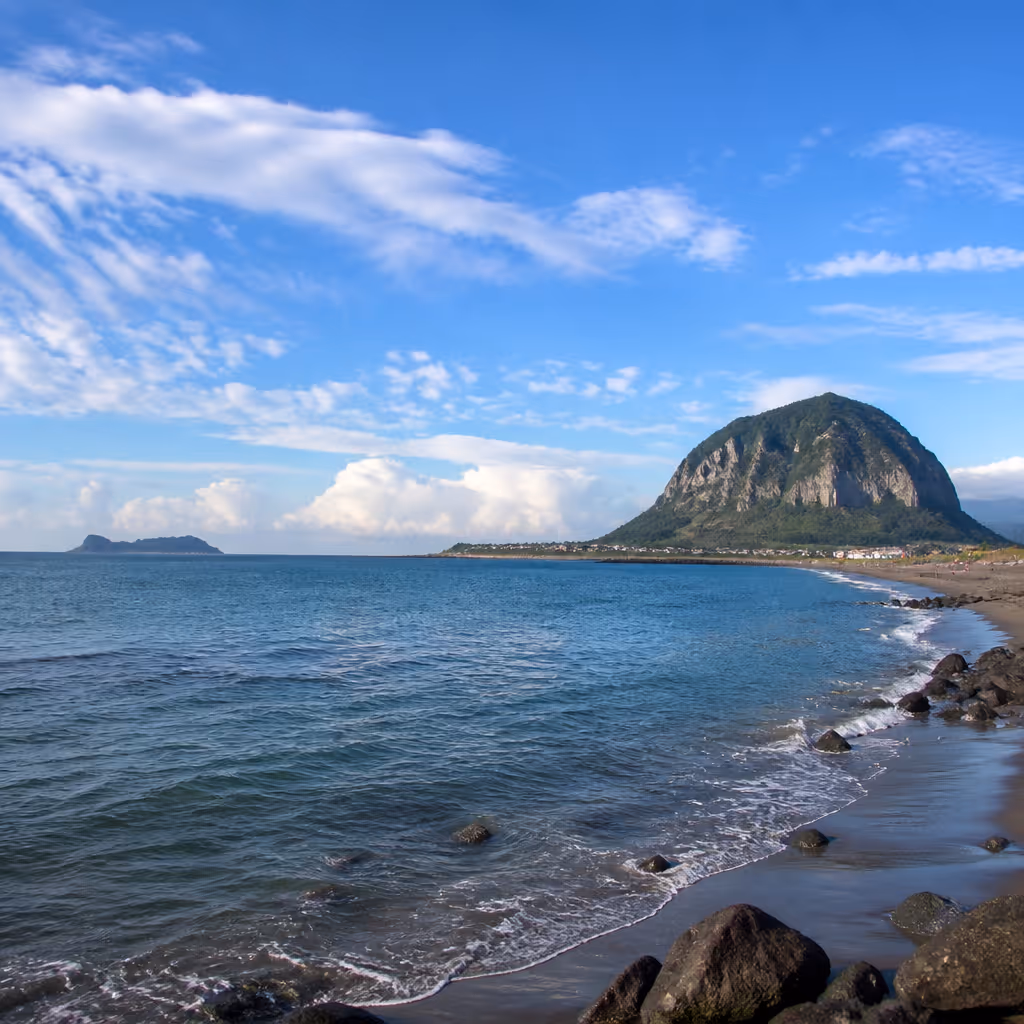 沙渓海岸から見える山房山・兄弟島・龍頭海岸一枚の視野
