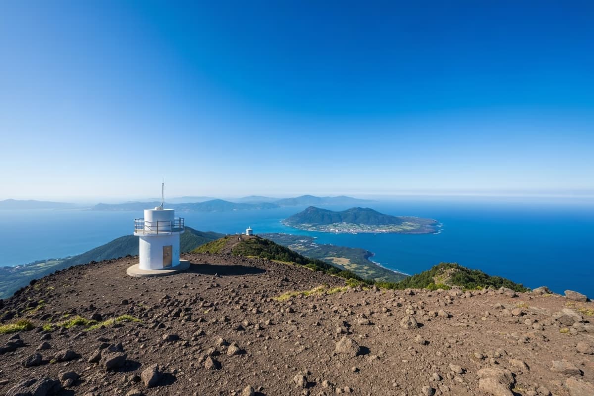 水月峰頂上の無人気象観測所とその向こうに見える遮帰島の風景