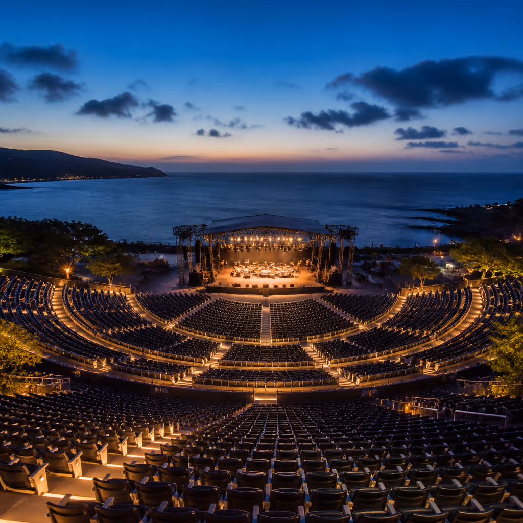 塔洞海辺公演場夜景、2,500席客席の上に広がる真夏の夜のステージ照明と海