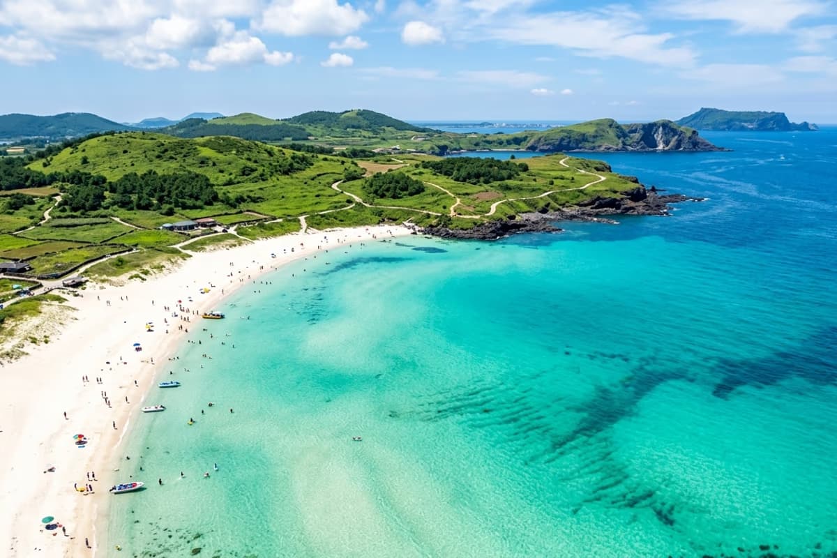 牛岛西宾白沙海滩珊瑚砂与翡翠绿海水正午光线全景