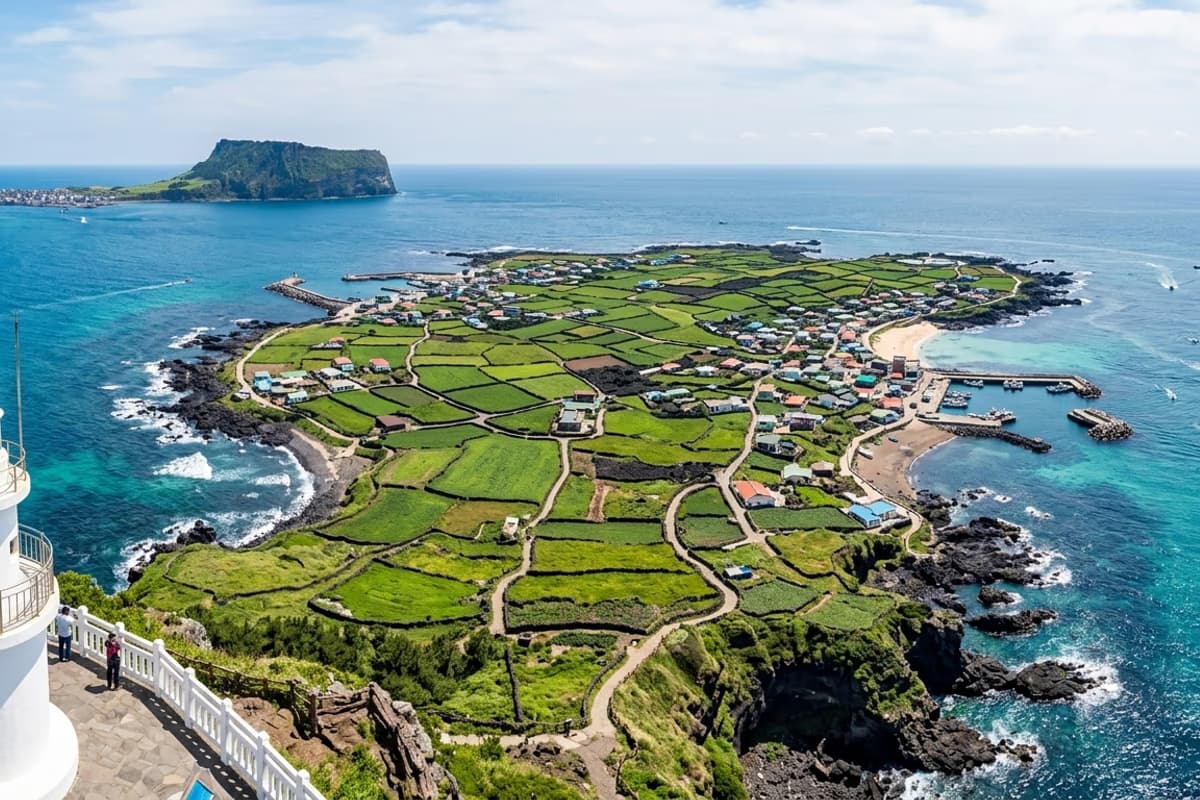 牛岛峰山顶灯塔与对岸城山日出峰剪影