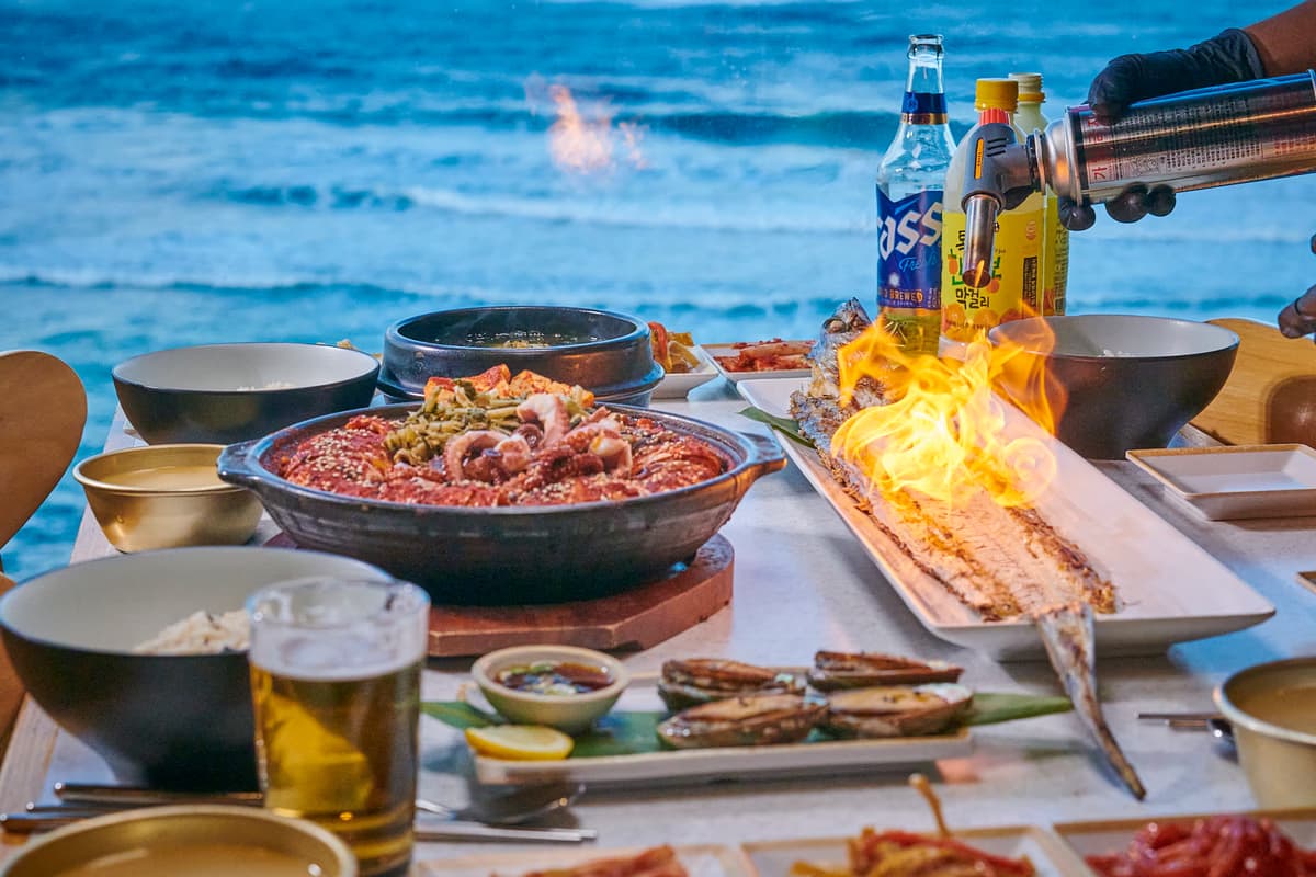 갈치바다 애월점 통갈치구이 플랑베, 숯불 위 불꽃 퍼포먼스와 석양 오션뷰