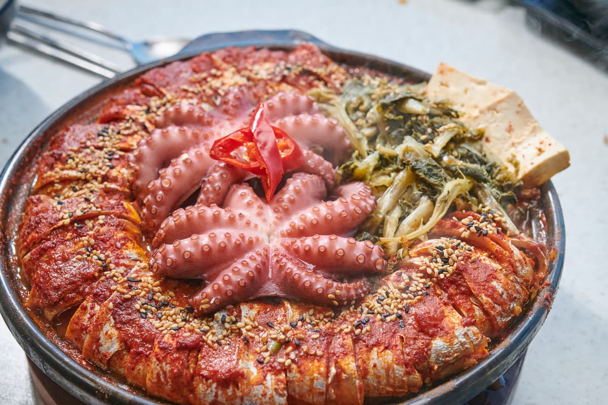갈치바다 애월점 갈치조림 상단뷰 문어와 두부 참깨 클로즈업