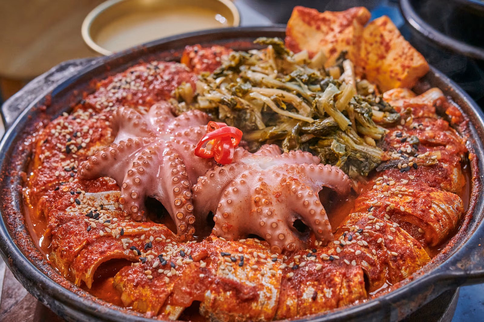 갈치바다 애월점 통유리 너머 일몰빛과 검은 모래 백사장 위 그물 라인의 잔상이 만나는 저녁 정물