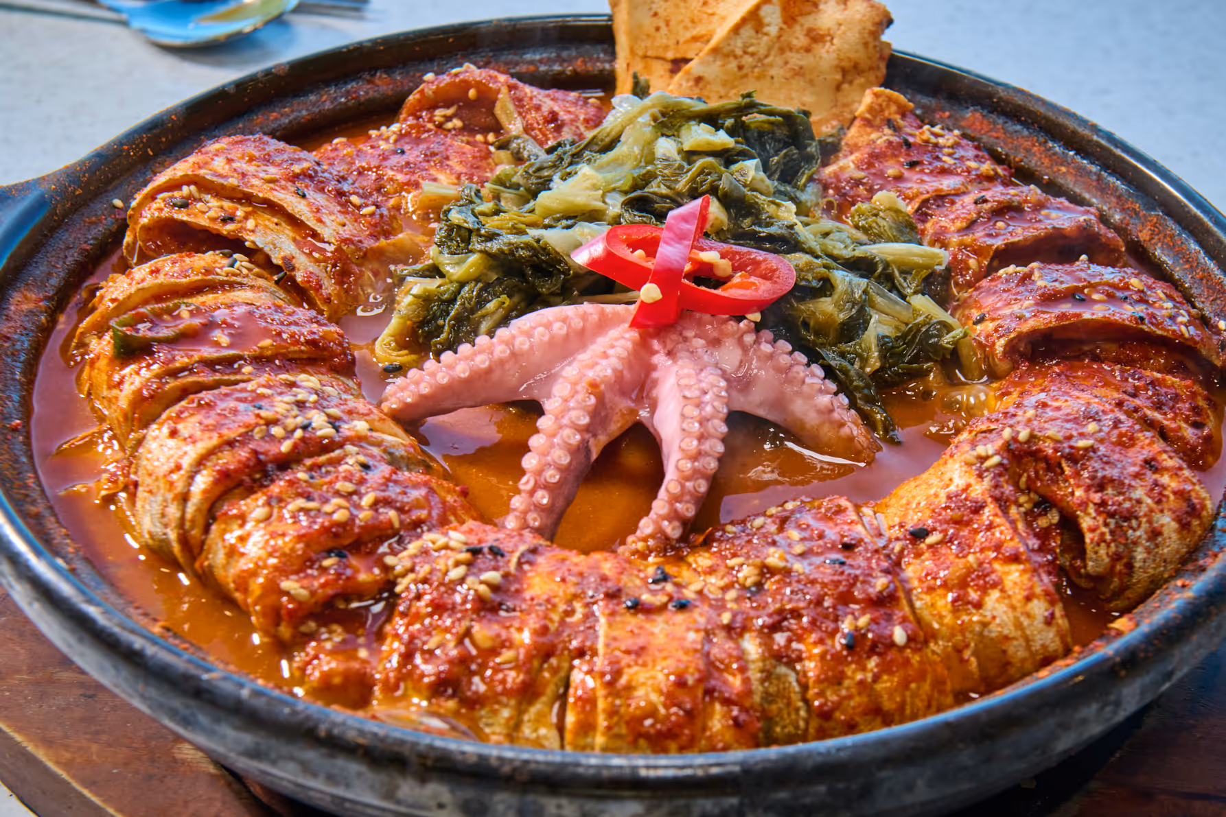갈치바다 애월점 창가 자리에 놓인 은갈치조림 한 냄비와 마라도 자락의 낮은 오후 바닷바람이 겹쳐 이어지는 저녁 정물