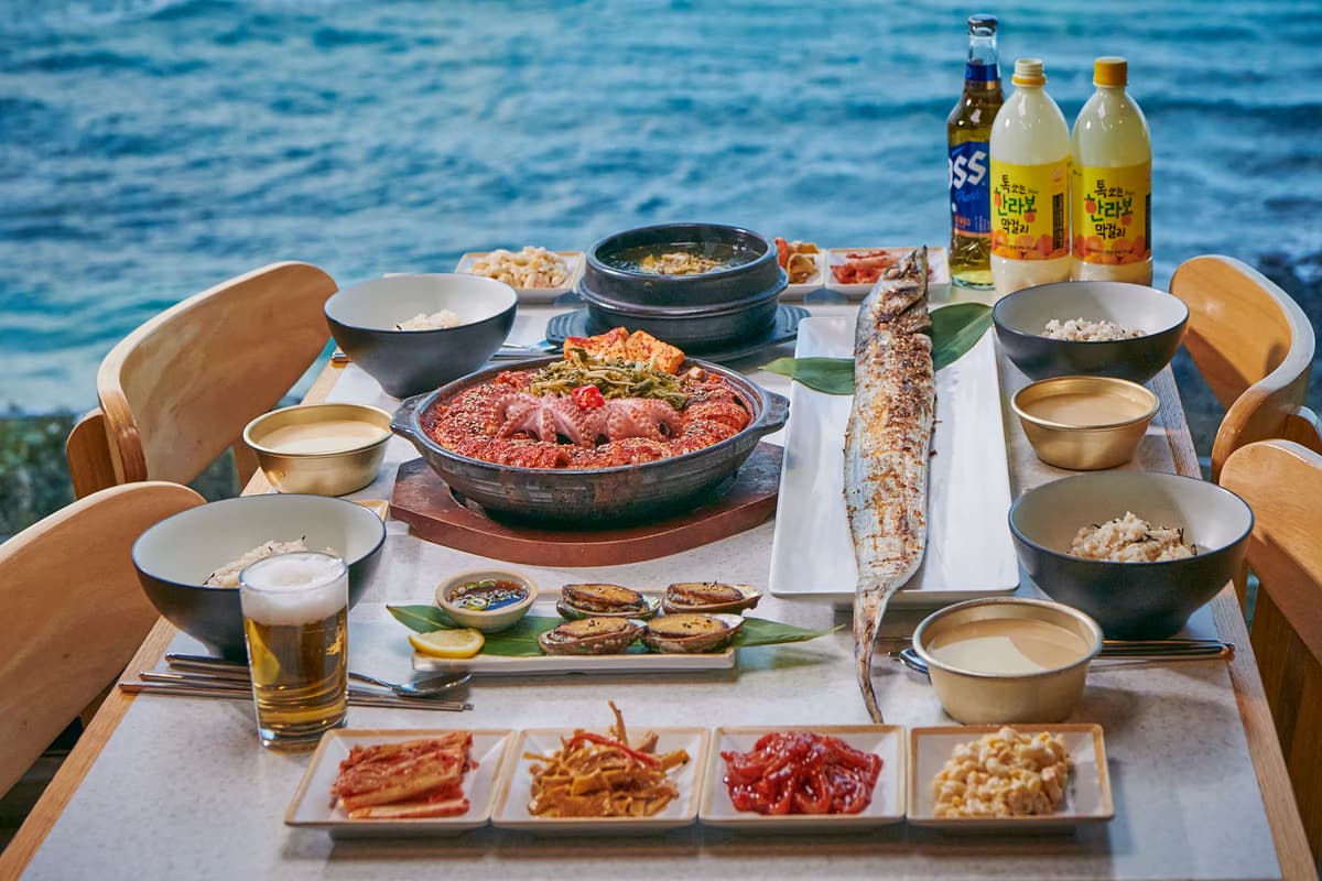 갈치바다 애월점 4인 세트, 갈치조림·통갈치구이·전복구이·미역국과 에메랄드빛 오션뷰